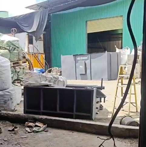 安裝師傅與設備到達香港，已卸車等待安裝