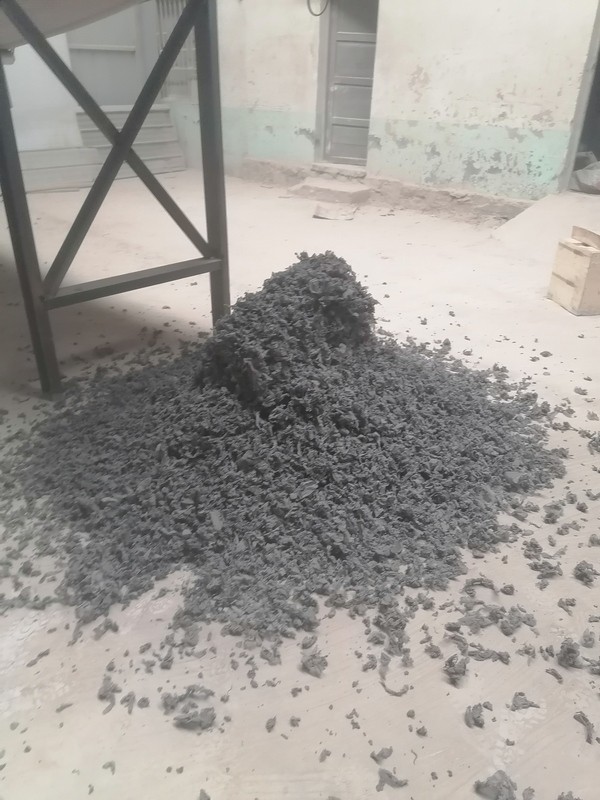 淄博地區(qū)破碎機試機調試，物料屬于夾雜重度灰塵的金屬組成件