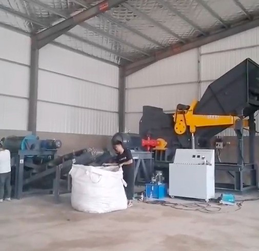 百分九十以上的客戶在試機(jī)時(shí)都選擇人工添料，沒有什么說法，單純的因?yàn)槲锪鲜褂昧枯^小。