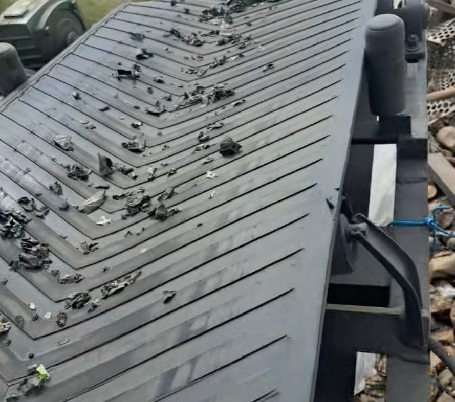 客戶場地夠大，考慮到建廠房的額外支出，最后采用破碎機漏天式生產(chǎn)