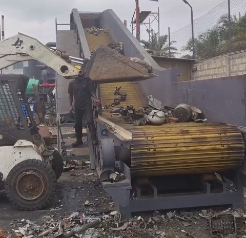 非洲地區(qū)路友450型破碎機啟動生產(chǎn)按鍵。