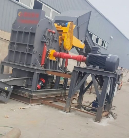 路友 110 型廢鋁破碎機已完成安裝，目前正進行人工投料試機。