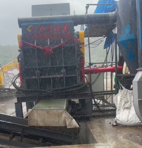 日本地區(qū)正處于陰雨狀態(tài)，即使這樣的天氣也沒能阻擋住破碎機營業(yè)