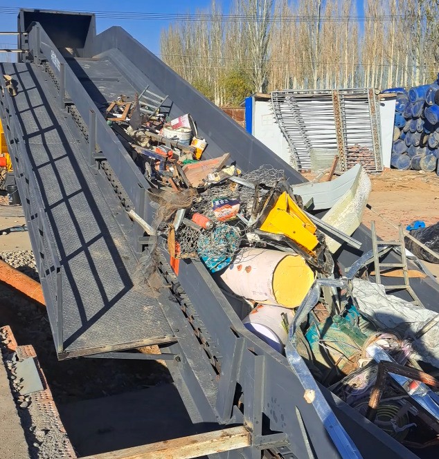 近日路友破碎機(jī)又隔市跨省來到廣袤無垠資源豐富的新疆，隨即開啟了一場(chǎng)雙向奔富的旅途。