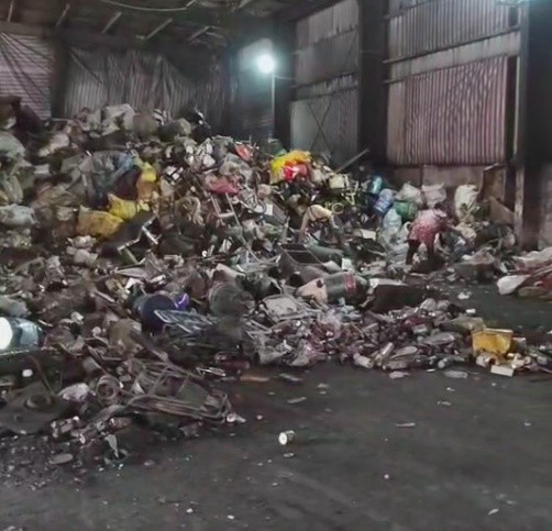 老客戶分享了自己購(gòu)入的路友315廢鋼破碎機(jī)工作現(xiàn)場(chǎng)