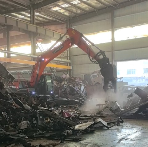路友重工拆車機(jī)正在對(duì)汽車架進(jìn)行拆解